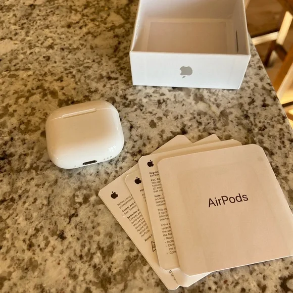 Apple AirPods 4 with Noise Cancellation - White